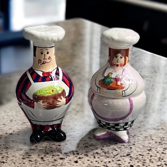 Vintage Chefs Husband and Wife Hand Painted Salt and Pepper Shakers - Picture 9 of 9